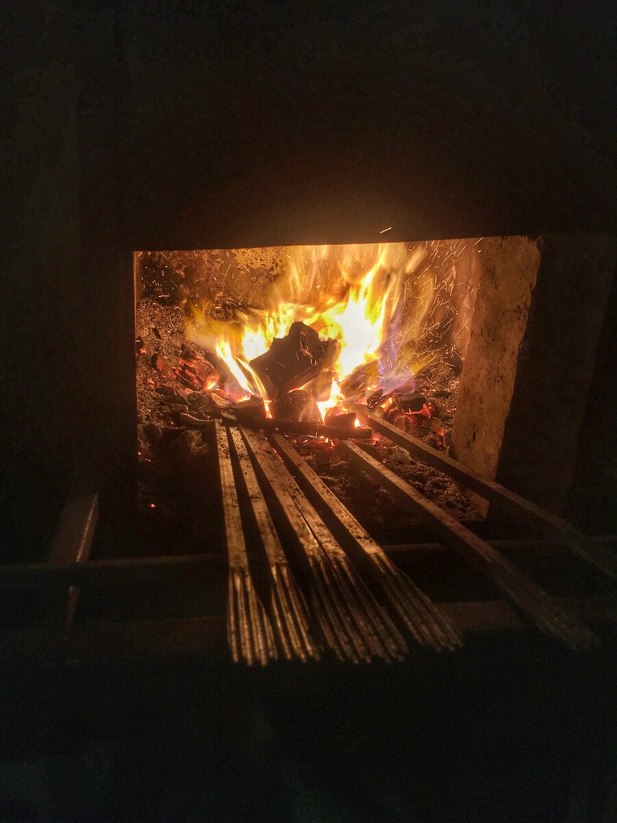 Вот такой горн у меня получился.P.S. горн выполнен из стали 3мм.Справа на фото-кирпич который держит заслонку,пока не все доработал.очень хотелось испытать!