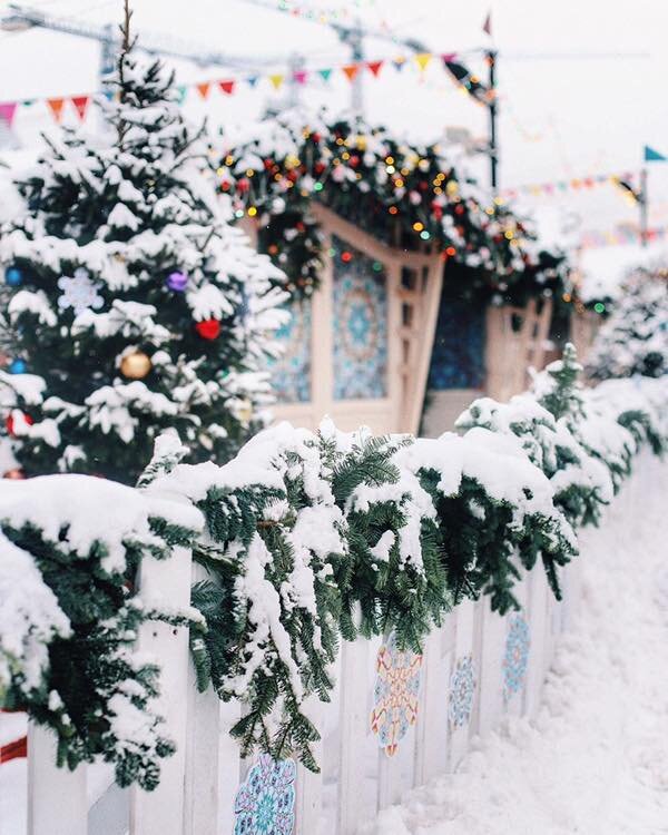 
Такой праздник как Новый год, как известно бывает один раз в год, и я считаю, что каждый должен его встретить с особенным настроением - новогодним.

Что делать если, выходя на улицу мерзнут руки/ноги/щеки/нос, если уже достаточно выпало беленького снега и морозец уже во всей своей силе, если все улицы в мире облачились в праздничные украшения, если все закрывают 4 квартал и готовят ежегодные отчеты, а ты до сих пор не чувствуешь приближение нового года?

Несколько советов, чтобы появилось нужное новогодние настроение:

1. Пересмотреть новогодние фильмы: "Один дома", "Елки", "С легким паром..."

2. Купить 5 кг мандаринов и разложить их виде.

3. Нарядить ёлку.

4. Купить подарок себе и своим близким.

5. Вспомнить приятные моменты, связанные с новым годом.
