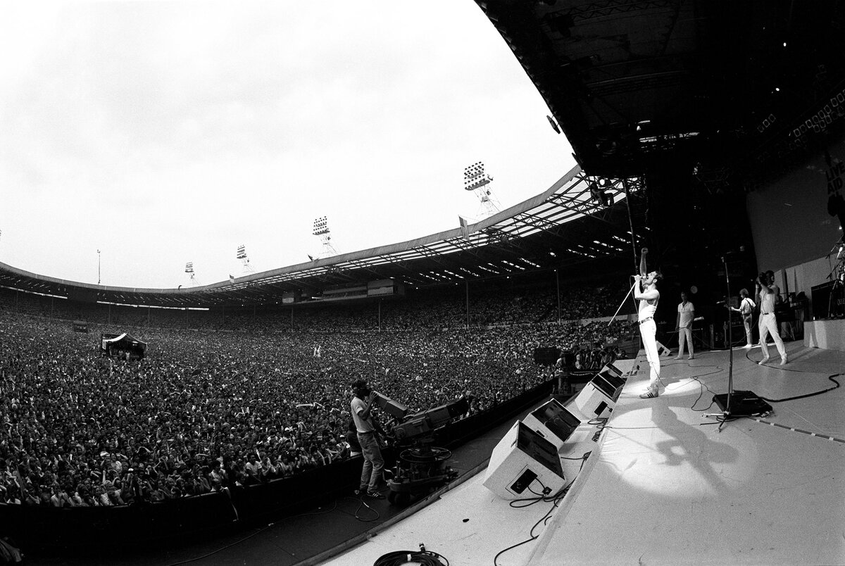 Фото обложки: Queen performs at Live Aid in London in 1985. (Neal Preston), edition.cnn.com