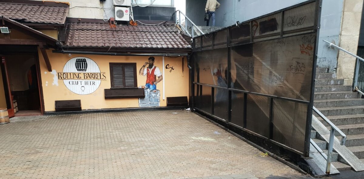 Крафтовый рок-бар Rolling Barrels на Новом Арбате,13