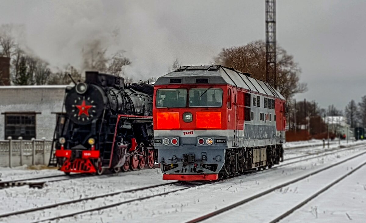 Паровоз серии Л и пассажирский тепловоз ТЭП70. Станция Осташков, Бологое-Полоцкая дорога ОКТ ж.д. Фото: Алексей Алексеев