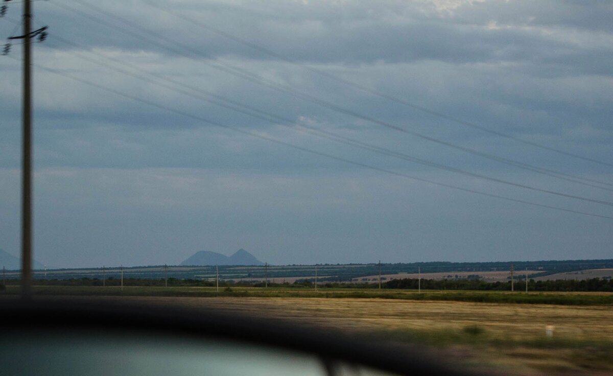 Проезжали Пятигорск и видели, как приближаются те самые пять гор, которые и дали название городу; любовались закатом и теплым летним вечером; спорили о плановой экономике и конкуренции, обсуждали жизнь в Америке и в России, ели невкусные магнитовские пироги и ругались с навигатором.