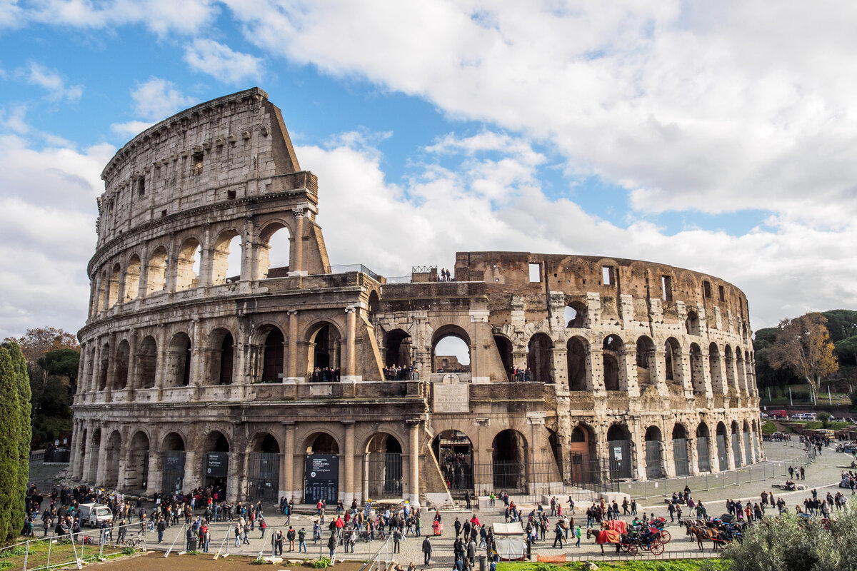 Колизей. Строительство амфитеатра длилось более восьми лет, оно началось еще в 72 году нашей эры. По некоторым данным в строительстве принимали участие до 100 000 человек. 