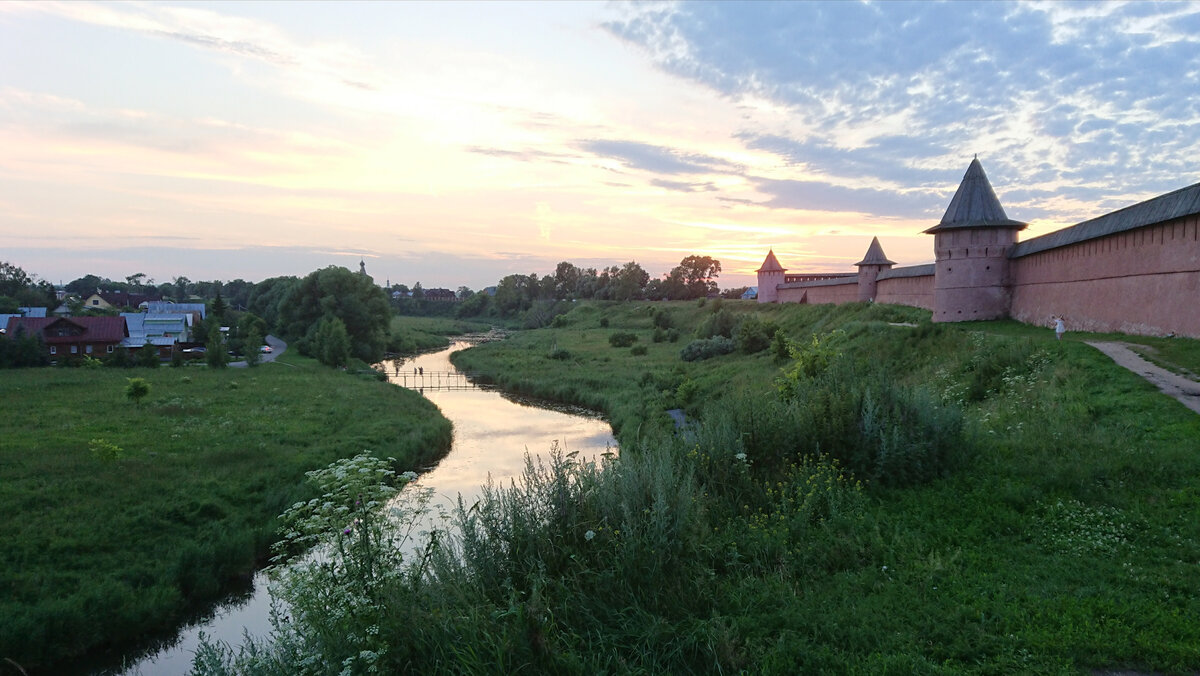 У стен Спасо-Евфимиева монастыря.