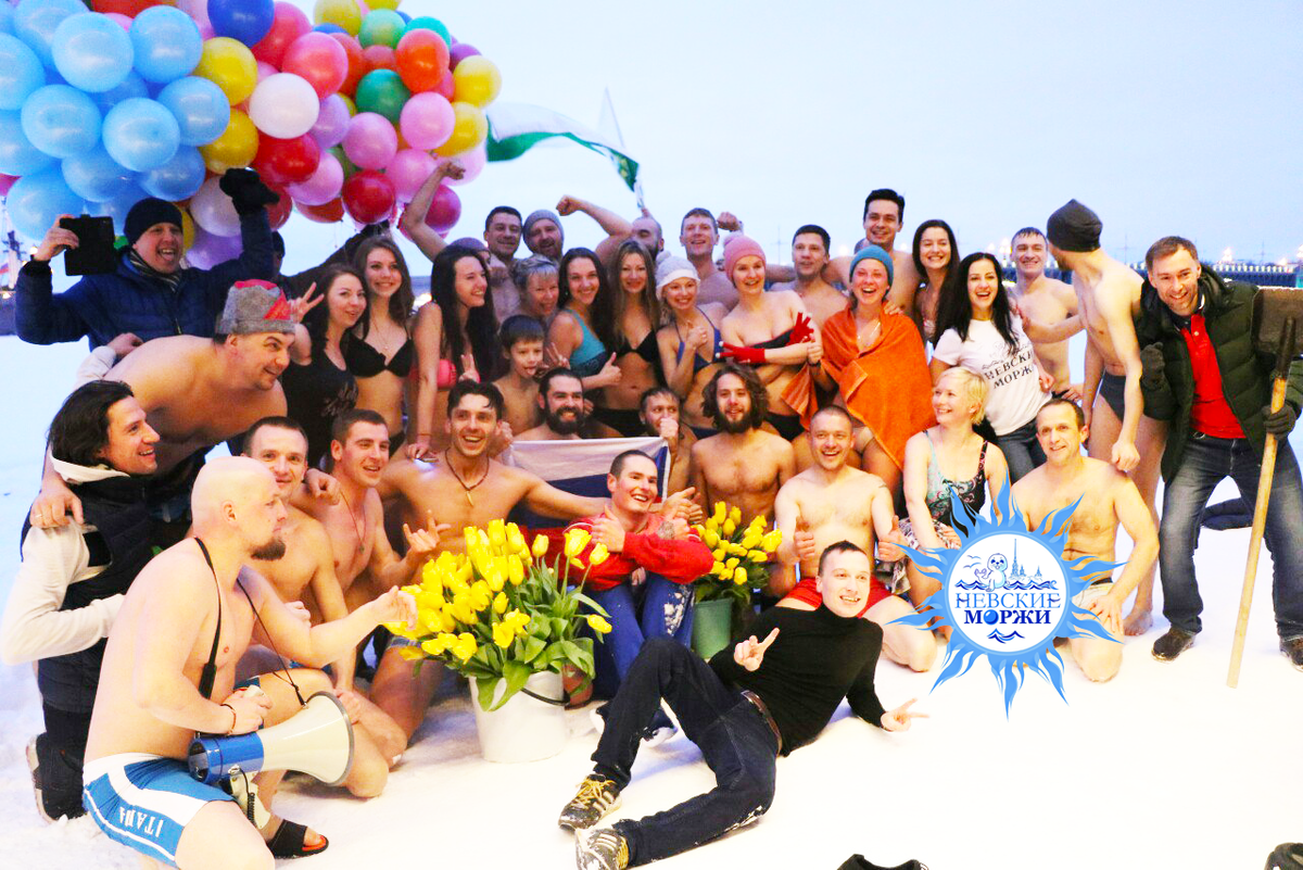 это мы возле нашей проруби у Петропавловской крепости в марте прошлого года