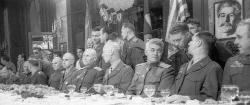 Встреча командования 1-го Украинского фронта во главе с маршалом И.С. Коневым (5-й справа) с командованием группы американских войск 17 мая 1945 г