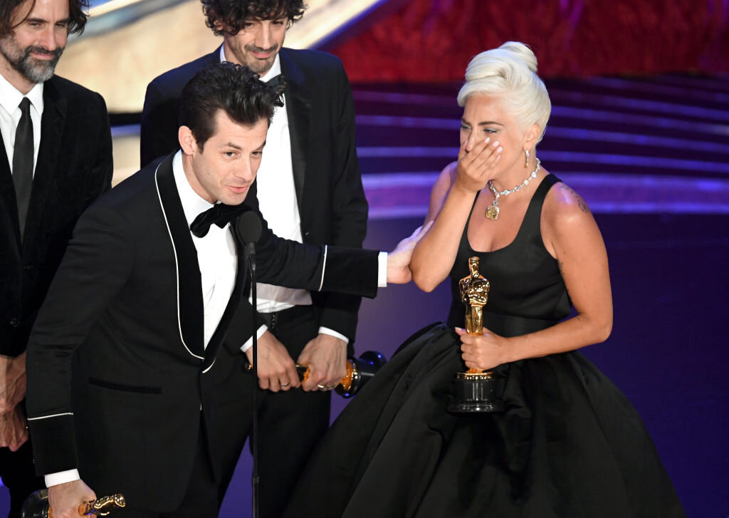 Оскар 24 года. Гага на Оскаре выступала. Выступление Гаги и Купера на Оскаре видео. Lady Gaga Mark Ronson. Фото вручения наград леди Гаге женщинам бизнеса в мире международные.