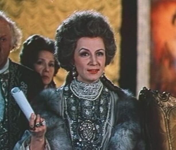 Кадр из фильма "Стакан воды" (1979), снятого по мотивам одноимённой пьесы французского драматурга Эжена Скриба. Скриб жил в 19-м веке, был феноменально плодовитым автором, но вот исторических ошибок в его пьесах всегда была тьма - и "Стакан воды" не исключение.  