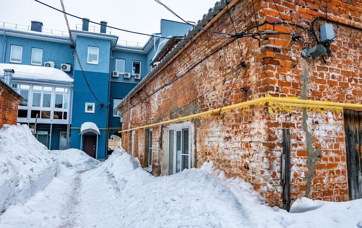 Задворки окраины 10 букв. Дом на Ильинской Нижний Новгород. Задворки Казани. Дубна задворки.