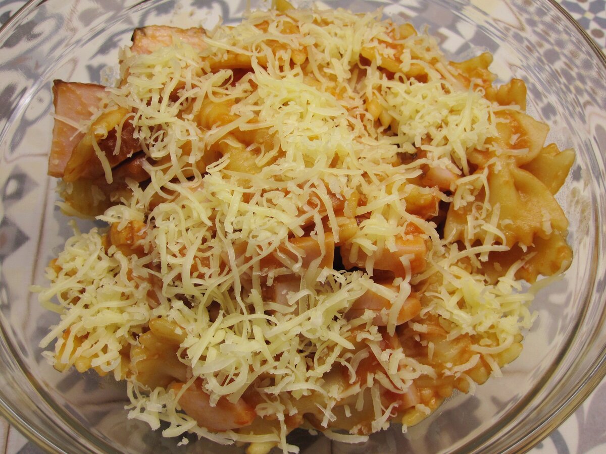 натертый сыр. салат с сыром сверху. салат с сыром косичка. фарфалле с пармезаном. рецепты с тертым сыром.