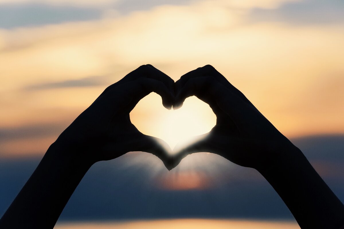 Никому из нас в этой жизни не предназначено и «на роду не написано» быть одинокими.  Сатурн или Лилит в 7 доме или Венера в Деве не говорят о фатальном одиночестве. И если вы еще не встретили свою пару, этому есть вполне реальные причины, например: Психологические. Установки типа «хороших мужчин/женщин не осталось» отсюда. А на деле, вы их просто не замечаете, тот самый человек может быть в вашем ближайшем окружении.
Опыт, боль и страхи, оставшиеся от предыдущих отношений. 
Еще одиночество вам может быть выгодно. А тут могут вскрыться очень удивительные причины
Или вы нарушаете событийную формулу. Например, вы годами сидите на сайтах знакомств, пытаясь встретить там свою пару, и ничего. А подруга давным-давно нашла и счастлива в браке. 
Если в вашей карте нет формулы знакомства с будущим супругом через интернет, вы можете там всю жизнь просидеть и никого не найти. 
Мы все разные и «рецепты» подруг и друзей вам могут не подойти. В каких ситуациях может состояться знакомство именно у вас, расскажет ваша натальная карта. 
Она как маршрутный лист покажет, в чем ваша проблема, где тот “затык”, и психологический и событийный, который не дает вам найти дорогу к личному счастью. И не просто покажет, но и укажет пути их решения. Никому из нас не предназначено быть одинокими, просто вы что-то не так делаете. 

