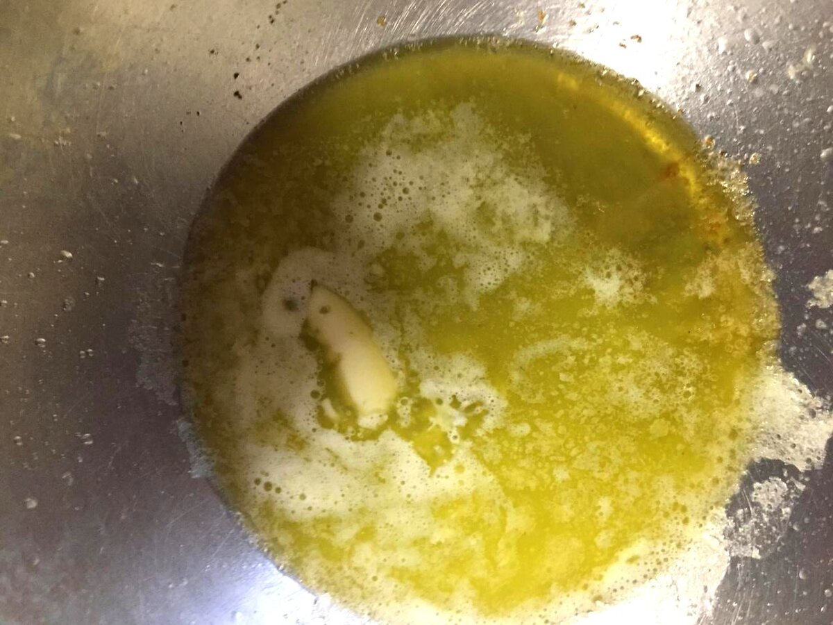 Масло с водой и солью, а потом сюда же муку добавляю