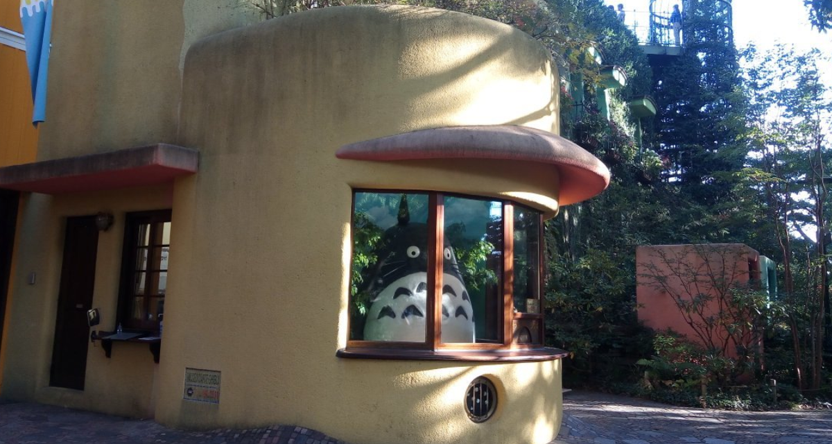 Гостей встречает один из самых известных героев Ghibli - Тоторо
