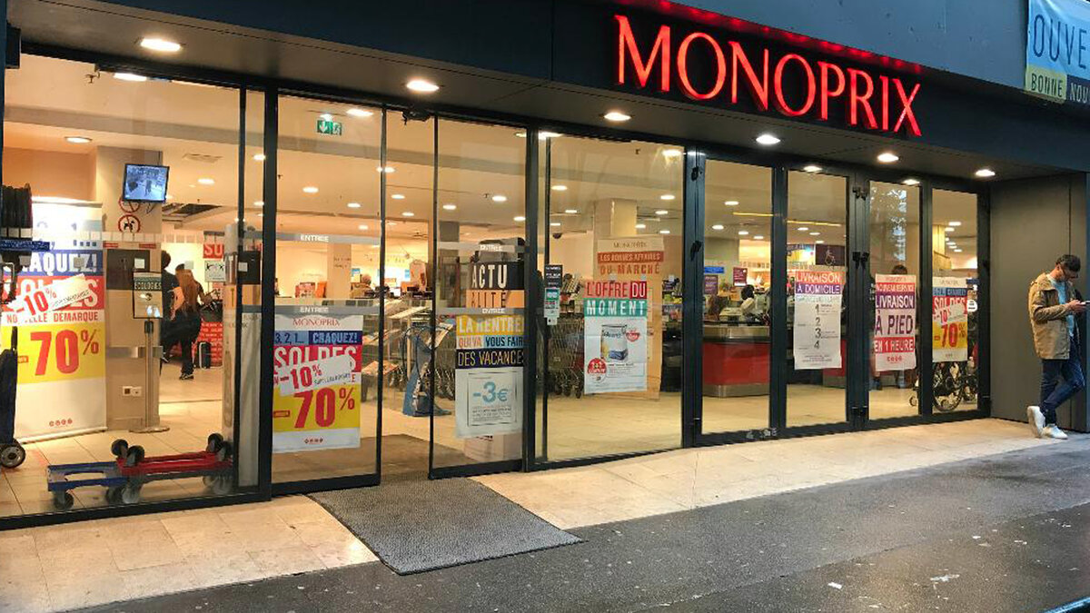 В отличии от других магазинов у него удобные часы работы. Остальные закрываются раньше.