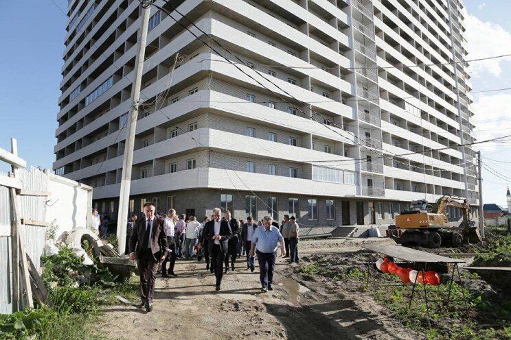 Губернатор Ульяновской области Сергей Морозов во время встречи с дольщиками жилого комплекса «Молодежный», июнь 2018 года
