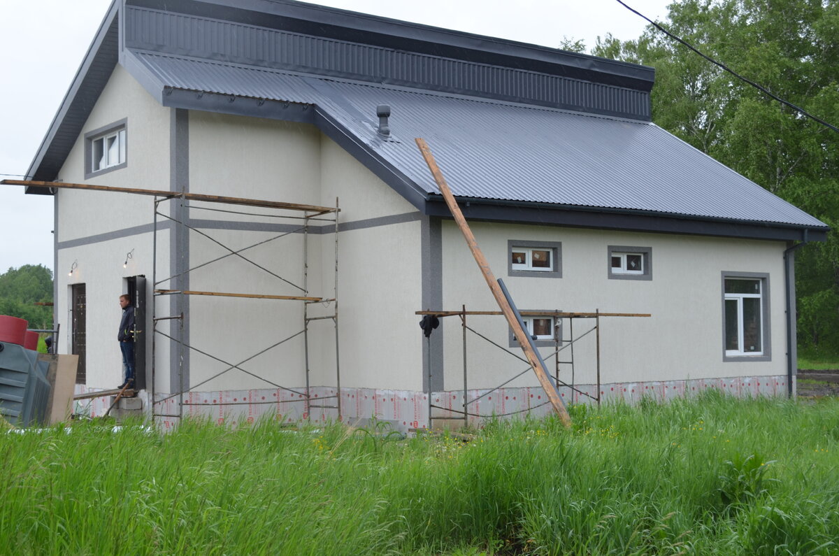 На момент фото отчета проводились работы по оштукатуриванию стен и обшивке карнизов