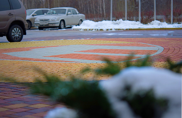 
  Логотип из тротуарной плитки на парковке завода BRAER 