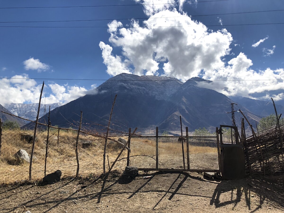 Калитка – дверь грузовой машины, старая, но все еще целая.