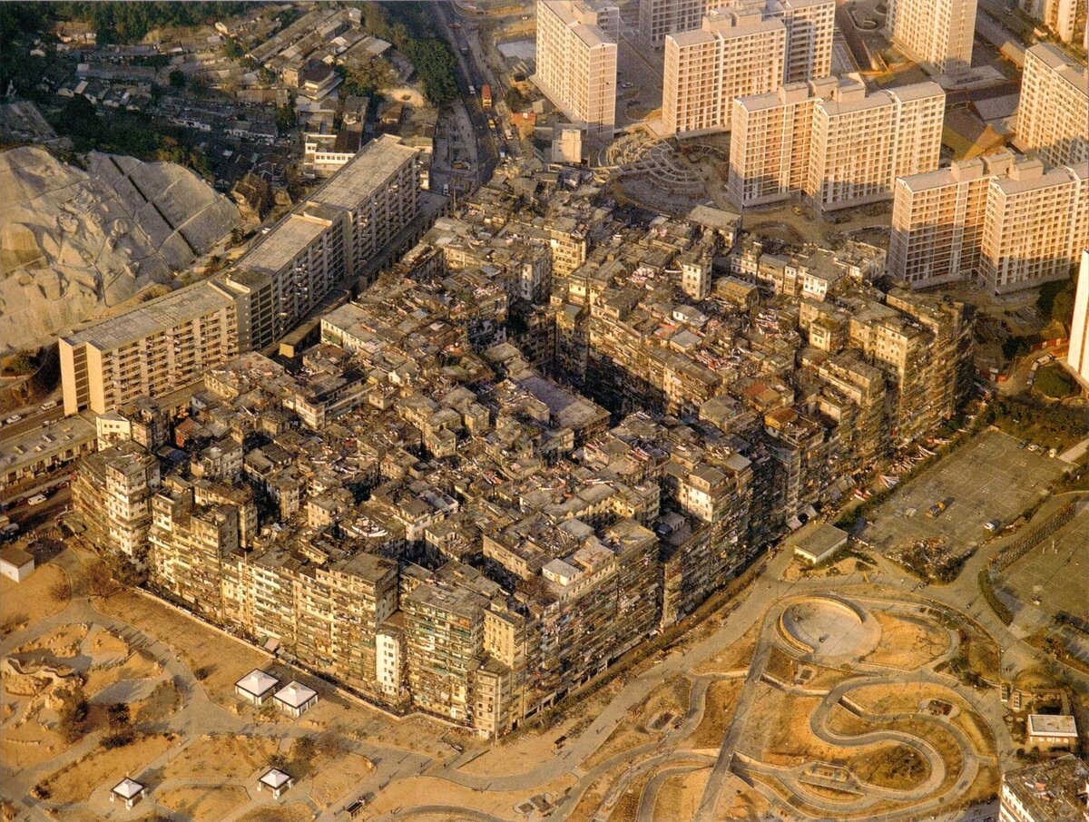 Аэрофотосъемка города-крепости Коулун, сделанного в 1989 году. На южной окраине города виден новый парк, разбитый на месте бывшего поселенческого поселения.