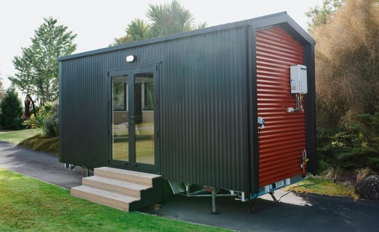 Camper Tiny House установлен на двухосный трейлер, длина — 5 м