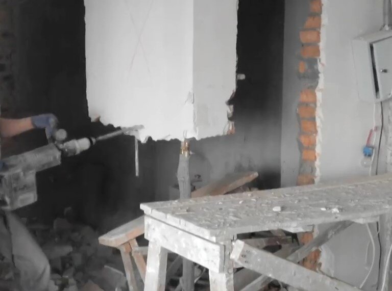 Слом кирпичной стены демонтаж строй. Восстановление кирпичной кладки. Слом кирпичной стены демонтаж строй. Демонтаж кирпича. Демонтаж кирпичной.