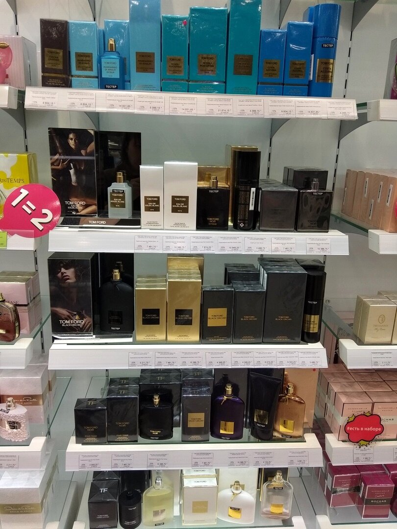 Фото мое. Так выглядит стенд в магазине. Не попала верхняя полка, там Табако Ваниль.