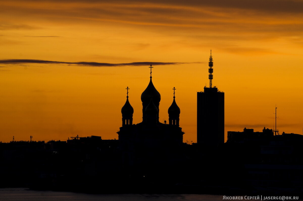 Советская высотка и современный кафедральный собор