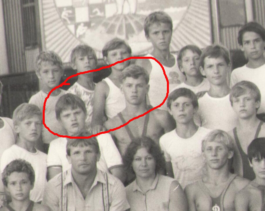 Мы в спортивном лагере (он слева).