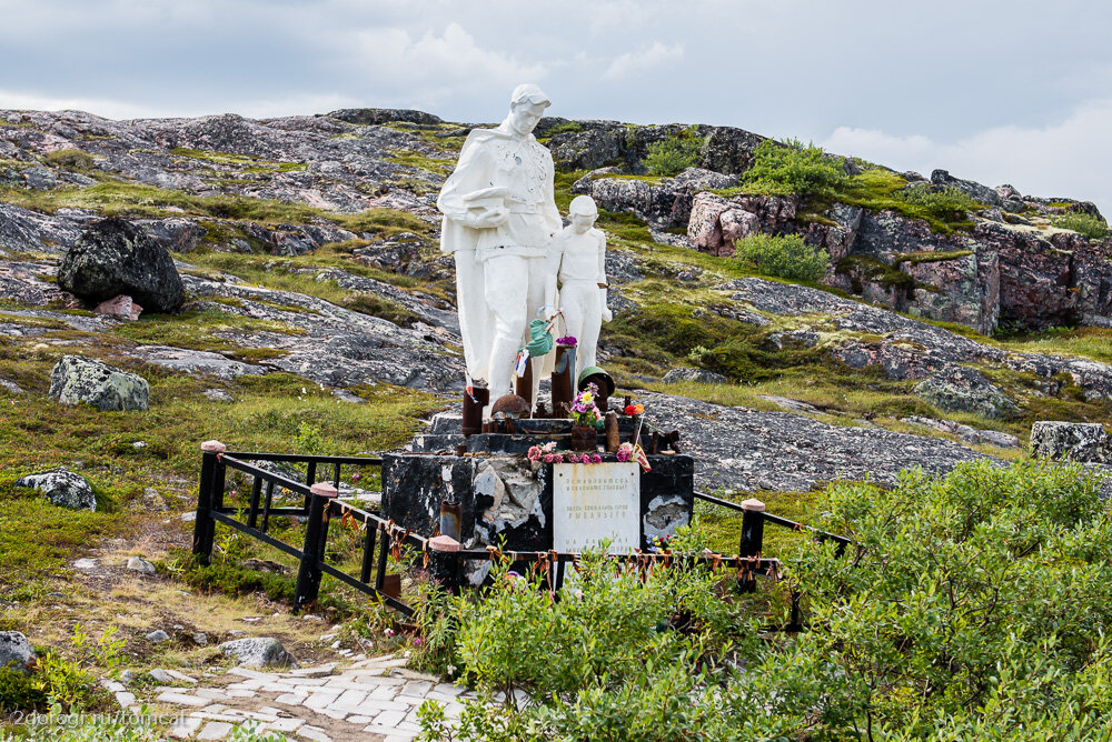 Сохранившийся памятник. Памятник МУСТА Тунтури. Памятник защитникам полуострова Рыбачий. Памятник защитникам Рыбачьего на Северном склоне МУСТА Тунтури. Памятники полуостров Рыбачий.