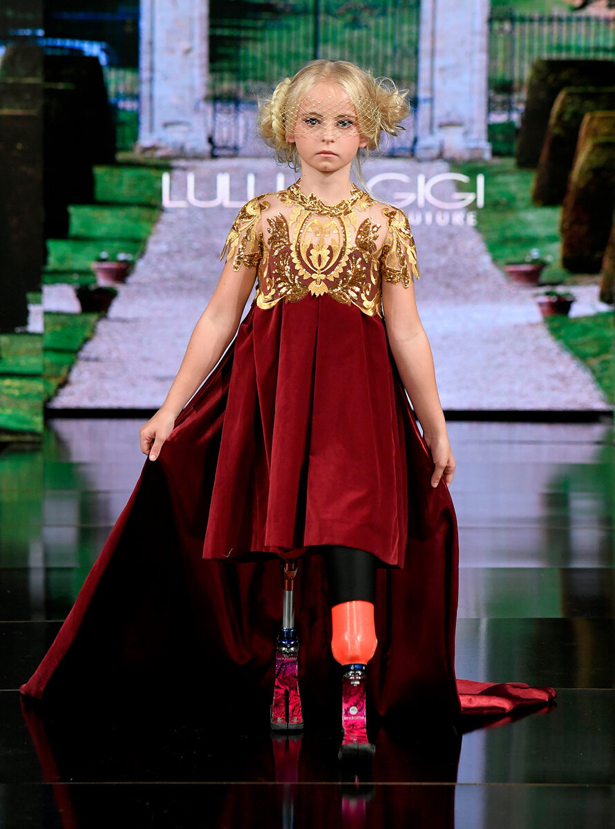 Дейзи-Мэй Деметре идет по подиуму в рамках показа Лулу и Джиджи Кутюр на Неделе моды в Нью-Йорке. 
Изображения Getty для Art Hearts Fash