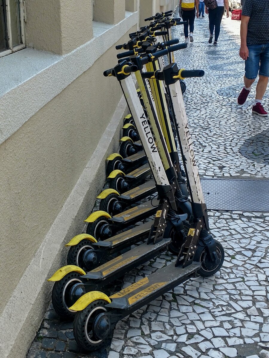 Город Куритиба, самокаты около ТРЦ Mulher