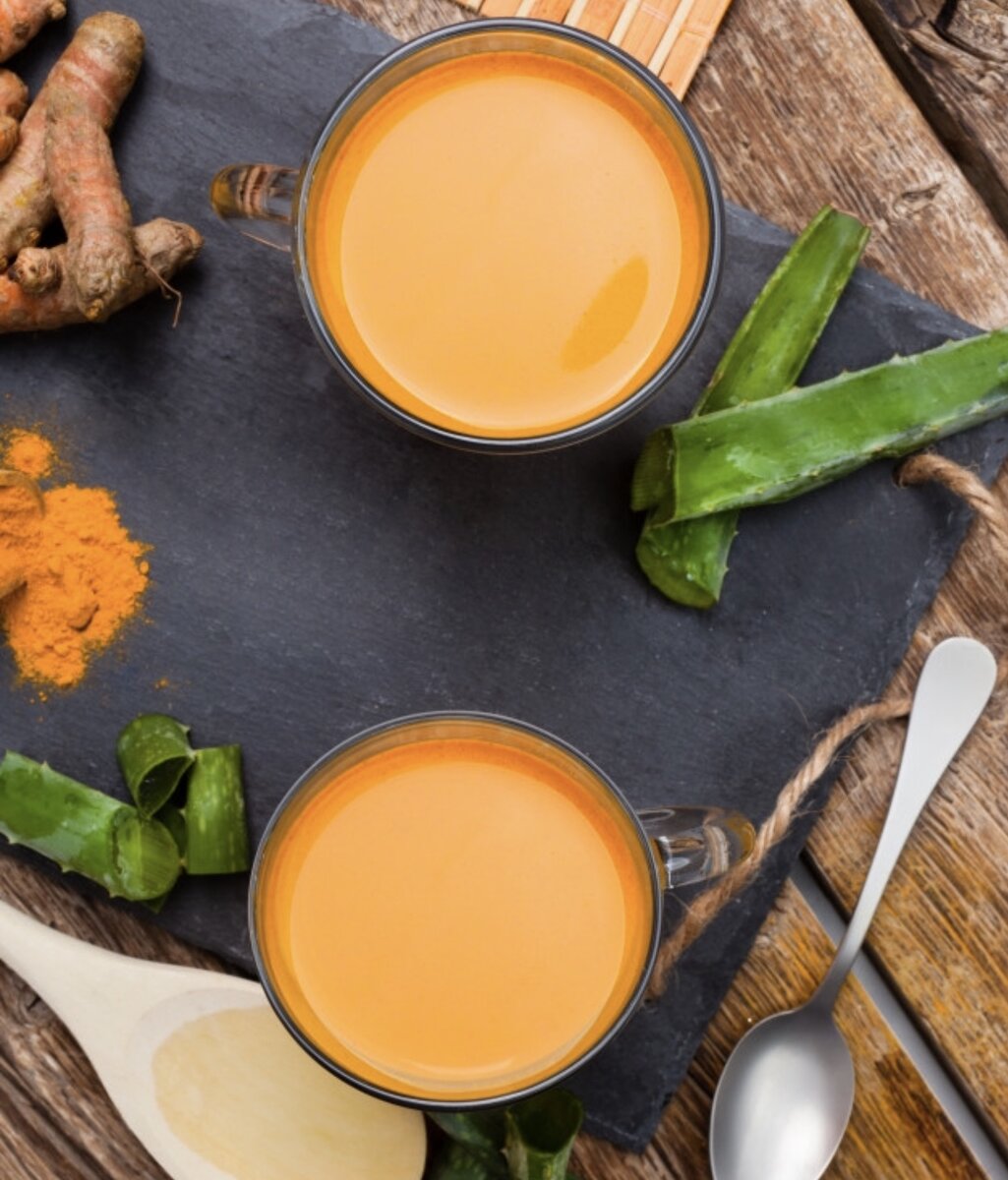 Мякоть листов алоэ вера, кокосовая вода, мёд и куркума.