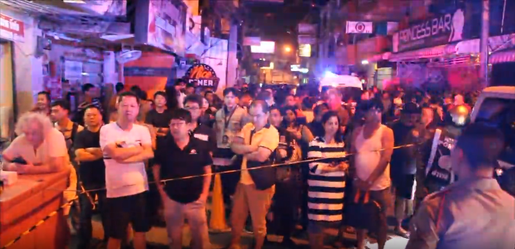 Эвакуированные из отеля постояльцы.