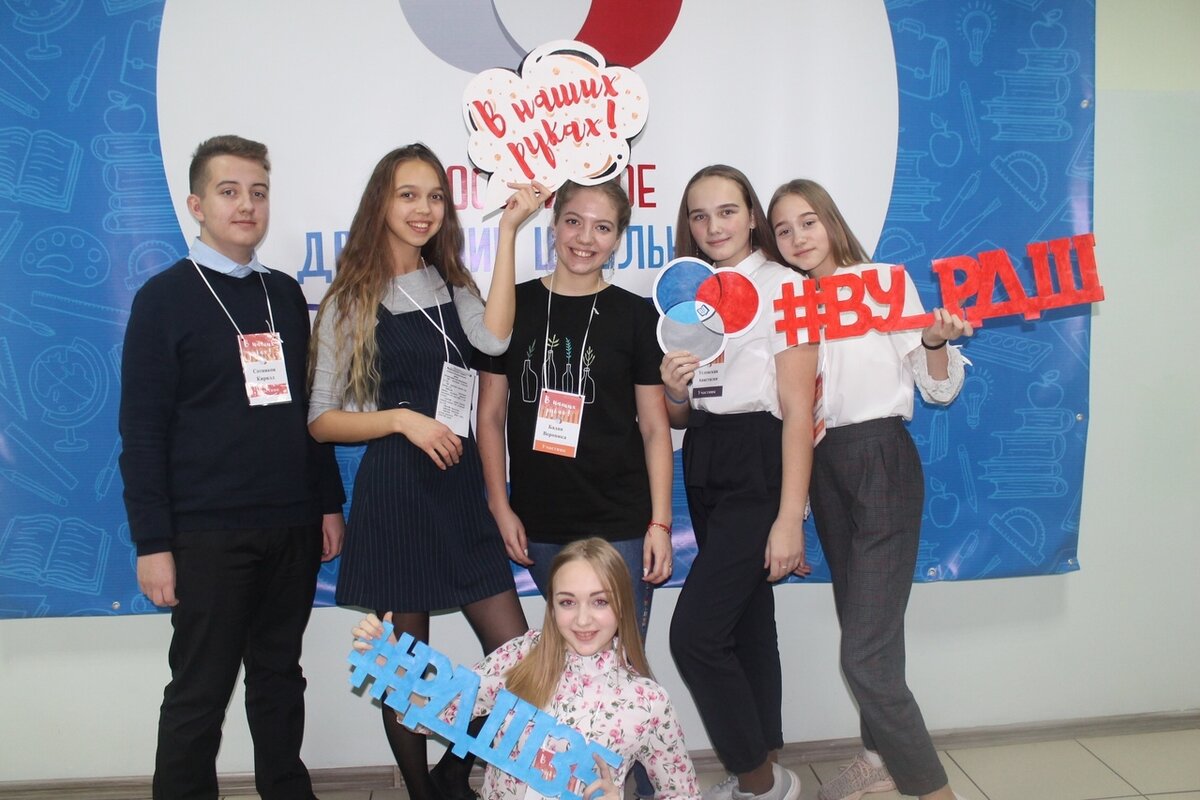 Это школьные лидеры, за ними будущее!