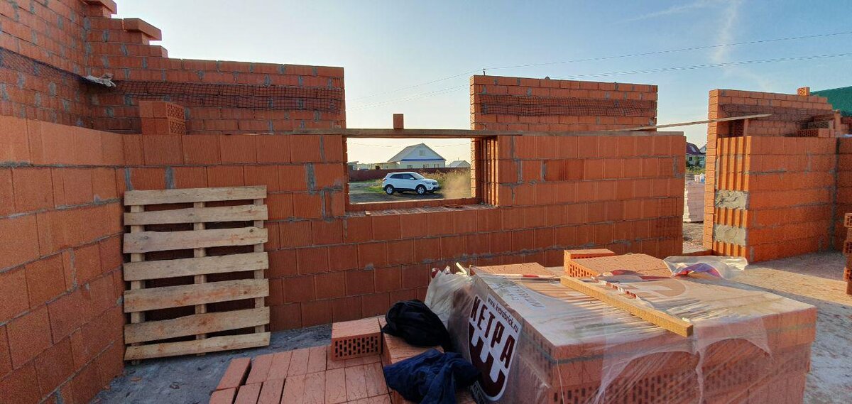 Прорисовалась будущая комната на 1 этаже и входная дверь. В окне - машина Никитина. Фото его же.