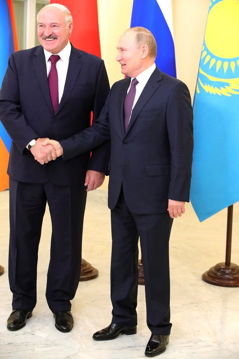 С Президентом Республики Беларусь Александром Лукашенко перед началом заседания Высшего Евразийского экономического совета.