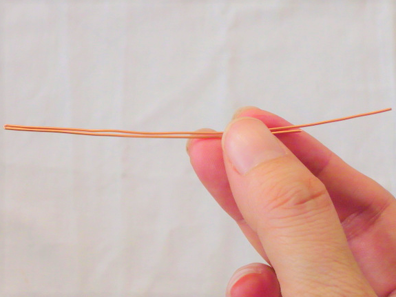 Небольшой кусочек медной проволоки