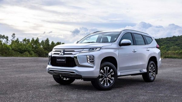 «Паджеро» — умный автомобиль. Хоть Mitsubishi часто опаздывает с введением новых систем, этот внедорожник располагает системой UMS, в которой 12 датчиков парковки размещены по кругу и присутствует система контроля слепых зон, которая распознает препятствия, которые водитель не видит.  Если электроника замечает такое препятствие, то сама отключает педаль газа.
Определенным минусом Pajero является, мягко говоря, консервативный подход Mitsubishi к интерьеру автомобилей. Экран мультимедиа и её интерфейс выглядит несвежо и более «по-китайски», чем на нынешних китайских машинах, а физические кнопки в салоне внедорожника автолюбители видели еще на Pajero 2004 года. Еще одним минусом автомобиля является то, что боковые зеркала очень быстро загрязняются.
Зато ходовка Pajero сделана на славу. Благодаря раме автомобиль плавный, хоть на бездорожье его качает из стороны в сторону. Само бездорожье машина преодолевает остервенело. Её внедорожный потенциал снижает только сильный задний свес, который может помешать заезжать на некоторые горки. Впрочем, большинство покупателей все равно приобретают его для езды по городу, там он отлично справляется с земне-осенней кашей на дороге и имеет привилегию в виде возможности парковки в сугробе.
Еще одним неприятным моментом при покупке Mitsubishi Pajero станет то, что машина зарубежной сборки, и японцы не учли, что за 209-сильный трехлитровый мотор владельцу придется платить налог за всего лишь девять «лошадей».