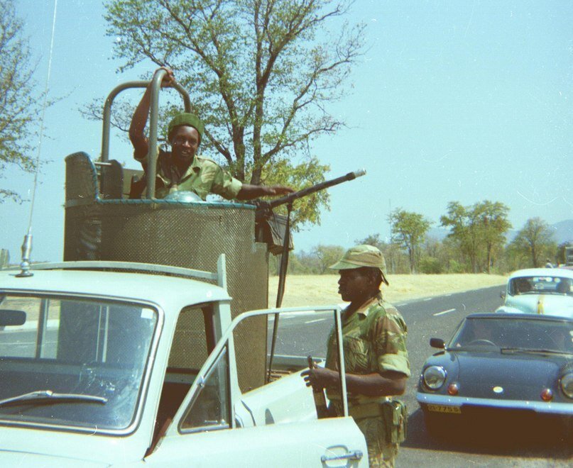 Пикапы местной полиции с бойницами из бронелистов. Обычно там бывал пулемет Браунинг
