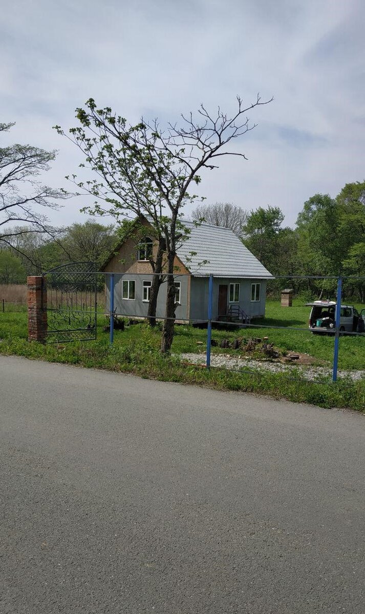Участок у дороги. Ворота есть, забора нет.