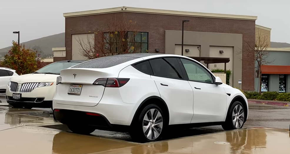 Tesla Model Y. Скрин из видео с канала StevenMConroy﻿