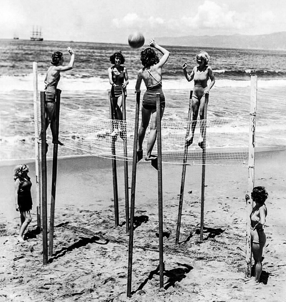 Девушки играют в волейбол на ходулях. Район Венис-Бич, Калифорния, 1942 год. (фото взято из свободных источников в интернете)