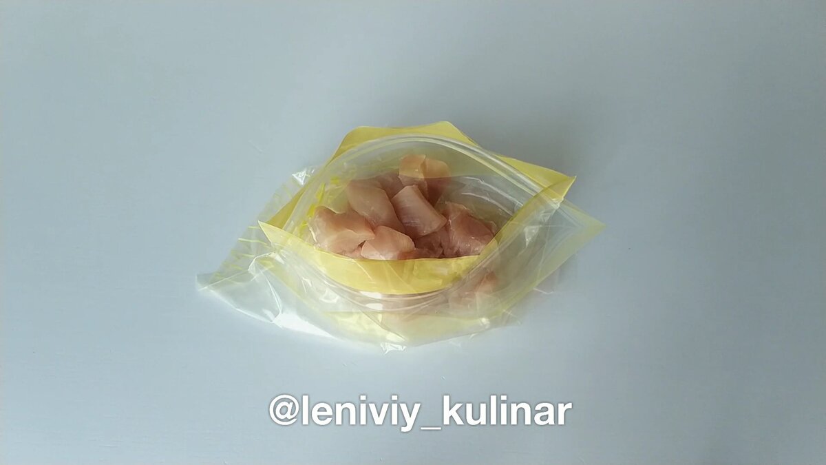 Куриное филе нарезаем кубиком довольно крупно
