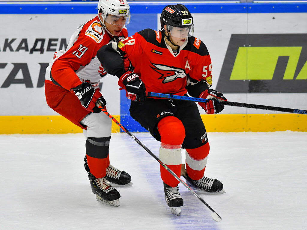 Недавно же Егора вызвали в олимпийскую сборную России. Да, конечно, этот вызов иначе как огромным авансом не назовешь. Тем не менее, нужно отметить, что парня из Молодежной хоккейной лиги вызвали не куда-нибудь, а в олимпийскую команду. Казалось бы, карьера Егора идет вверх, и у него все хорошо. Но есть одно "но", которое может ему очень серьезно помешать.



Оно состоит в политике "Авангарда" по отношению к своей молодежи. Да, у клуба есть хорошая школа в Омске, которая регулярно дает классных и талантливых хоккеистов. Но они не нужны первой команде. Боб Хартли даже в третье и четвертое звено предпочитает ставить проверенных и опытных игроков, задумываясь о сиюминутном результате, но никак не о перспективе. 
