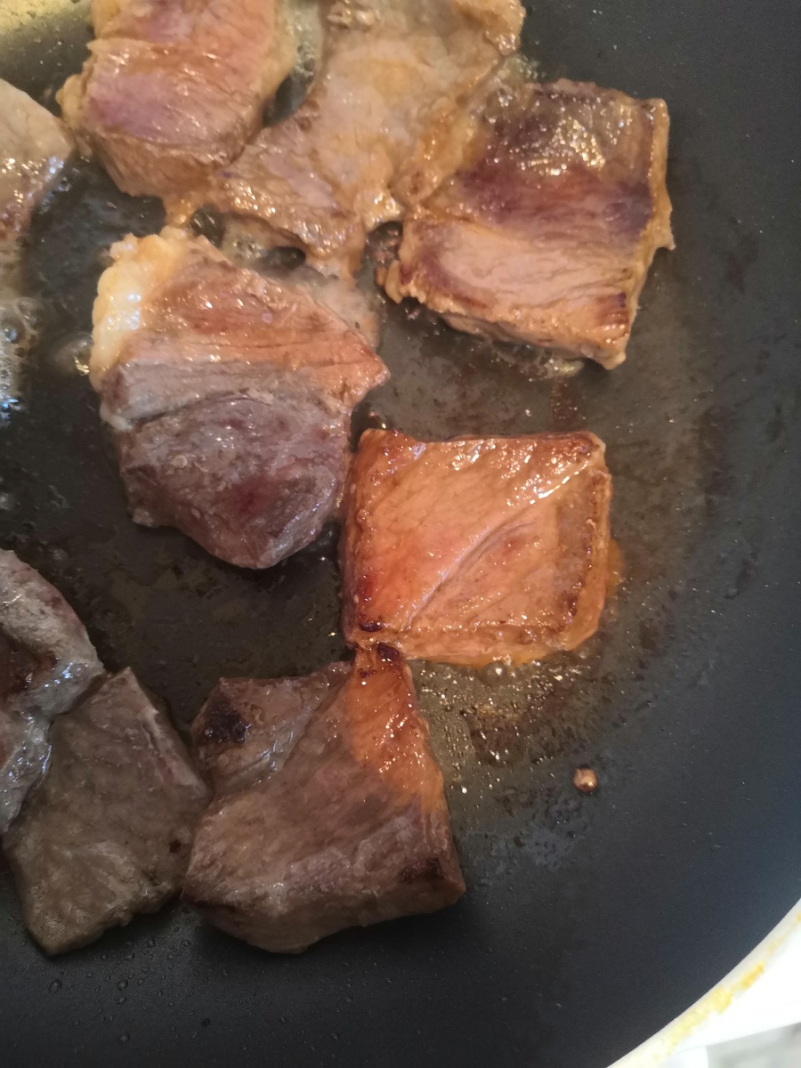 Кусочки стали румяными. Можно снимать. 