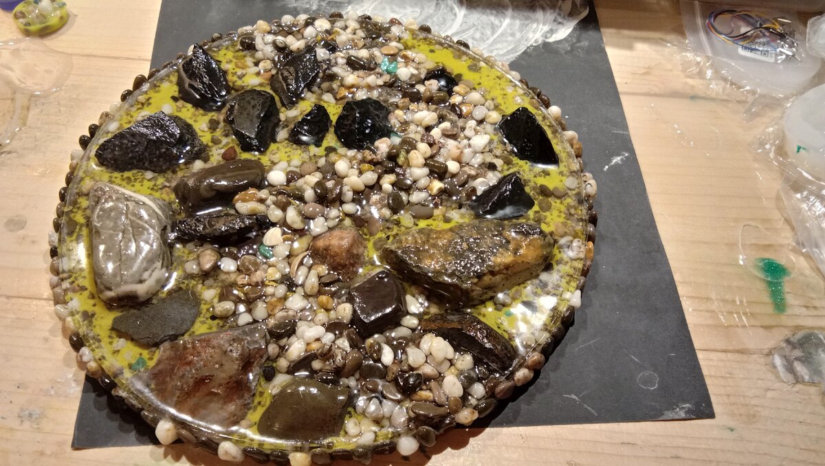 Объемная картина из натуральных камней.