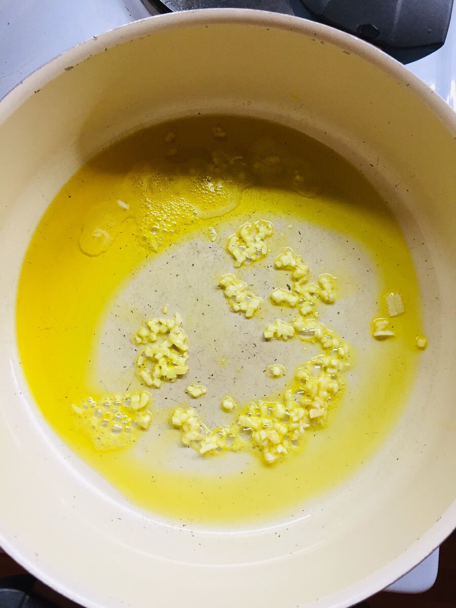 Обжариваем на оливковом масле чеснок. Можно целый можно порезать. Суть в том, чтобы чеснок отдал свой вкус и аромат маслу.