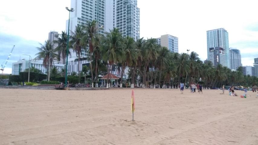 Нячанг, пляж. Лучше быть в сторонке от компаний.