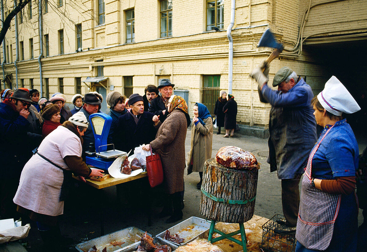 Почему россияне массово скупали продукты?