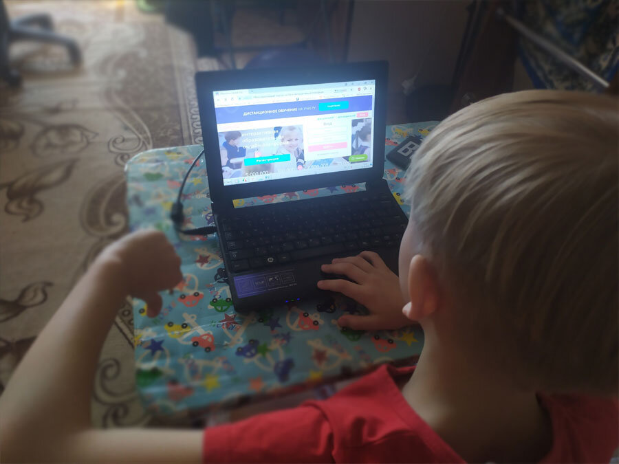 Палец показывающий "дизлайк" отображает явное недовольство ребенка))